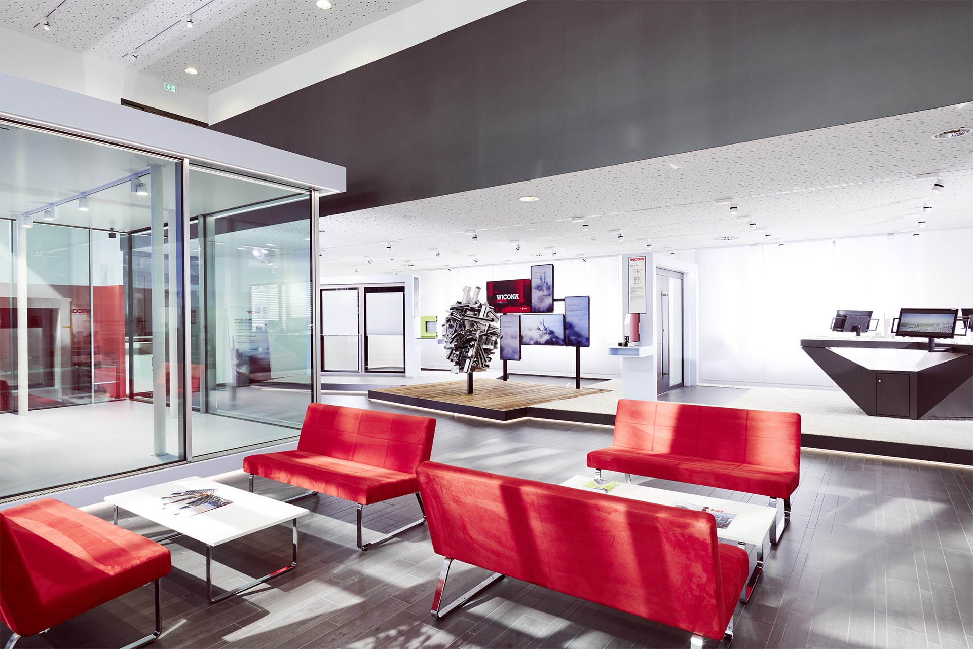 WICONA Showroom in der Ulmer Firmenzentrale Übersicht mit roter Sitzbank und Produkten im Hintergrund