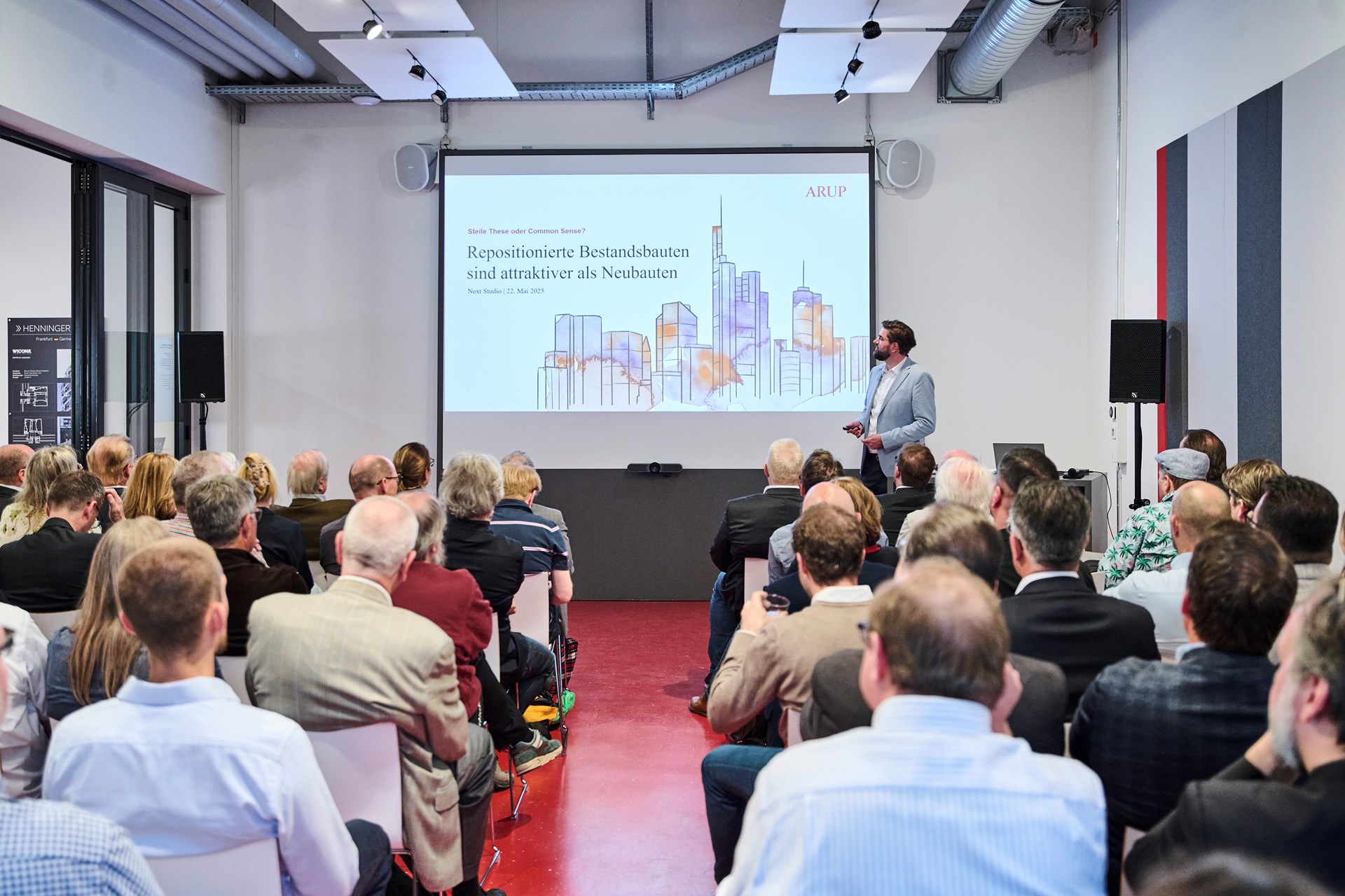 Jan Kertscher (Arup) stellte in seinem Vortrag eindrucksvoll die Vorteile der gezielten Repositionierung von Bestandsgebäuden vor.