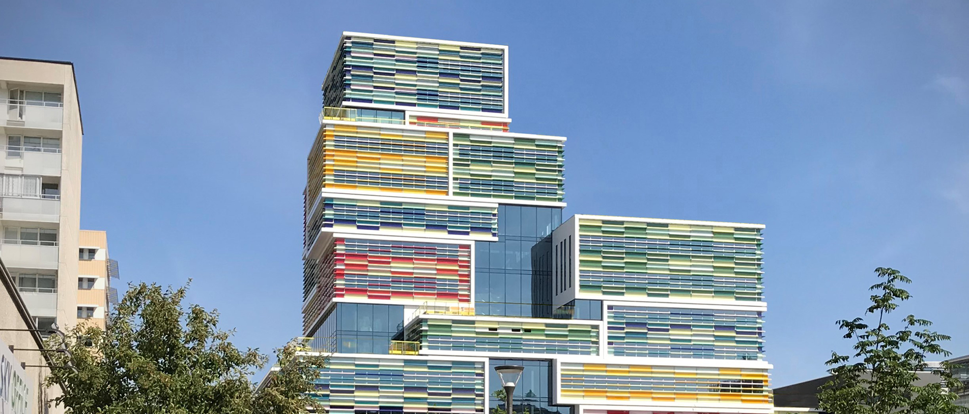 Färgskrapan – Arkitektonisk uppstickare med klimatsmarta glasfasader