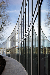Médiathèque La Source du Bouscat réalisée avec des façades et menuiseries aluminium de WICONA