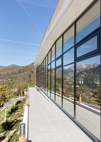 Chantier Centre thermal à Berthemont-les-Bains avec façades et menuiseries WICONA en aluminium