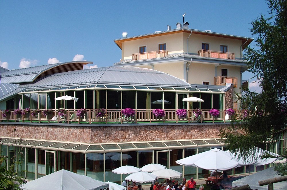 fronte piscina con giardino.jpg