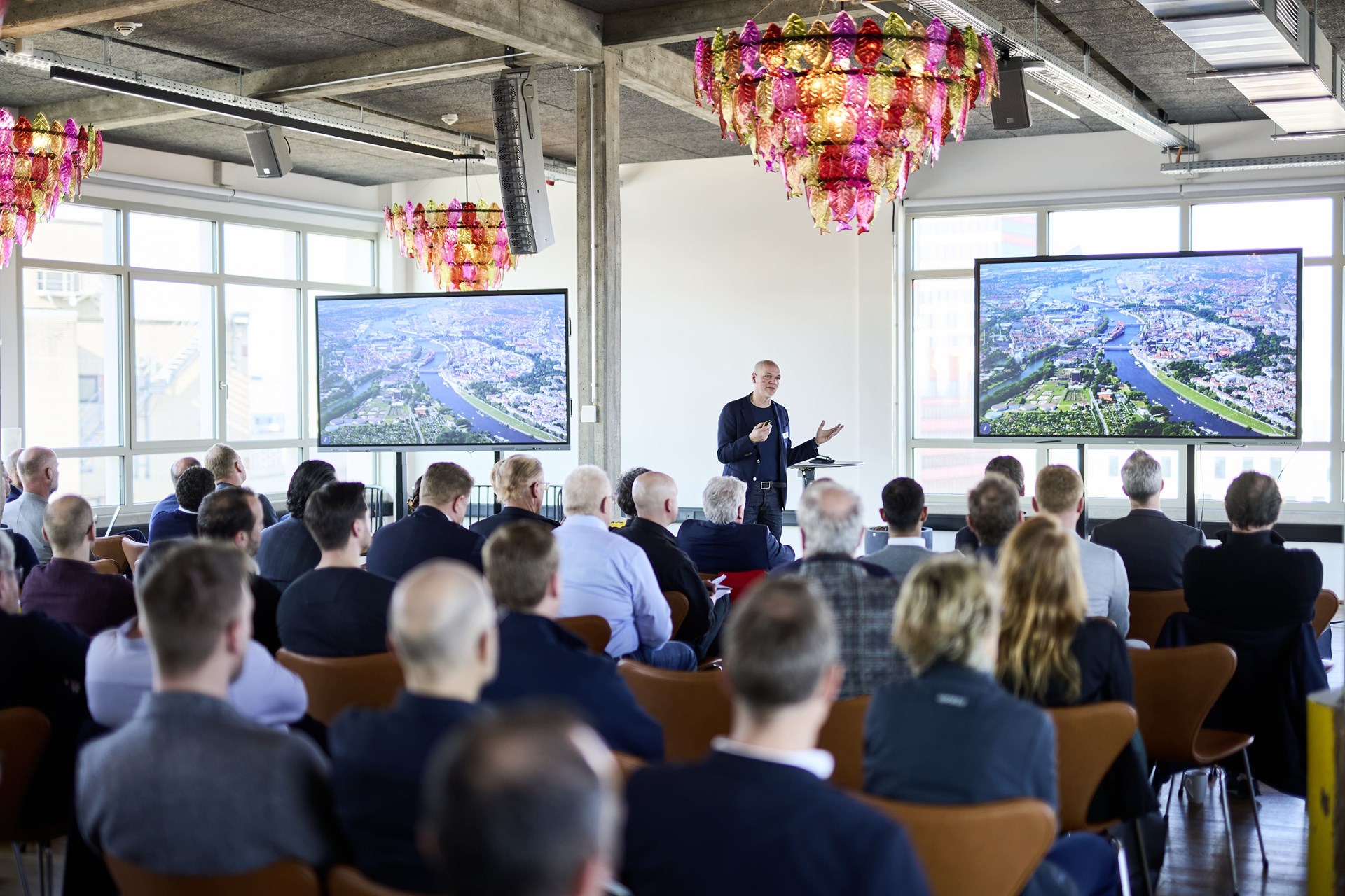 Großes Interesse an den Zukunftsthemen der Bau- und Immobilienbranche: Projektentwickler, Architekten, Fassadenplaner und Metallbau-Unternehmer diskutierten im John & Will Silo Hotel über Stadtentwicklung, die Transformation von Stadtquartieren und zirkuläres Bauen.