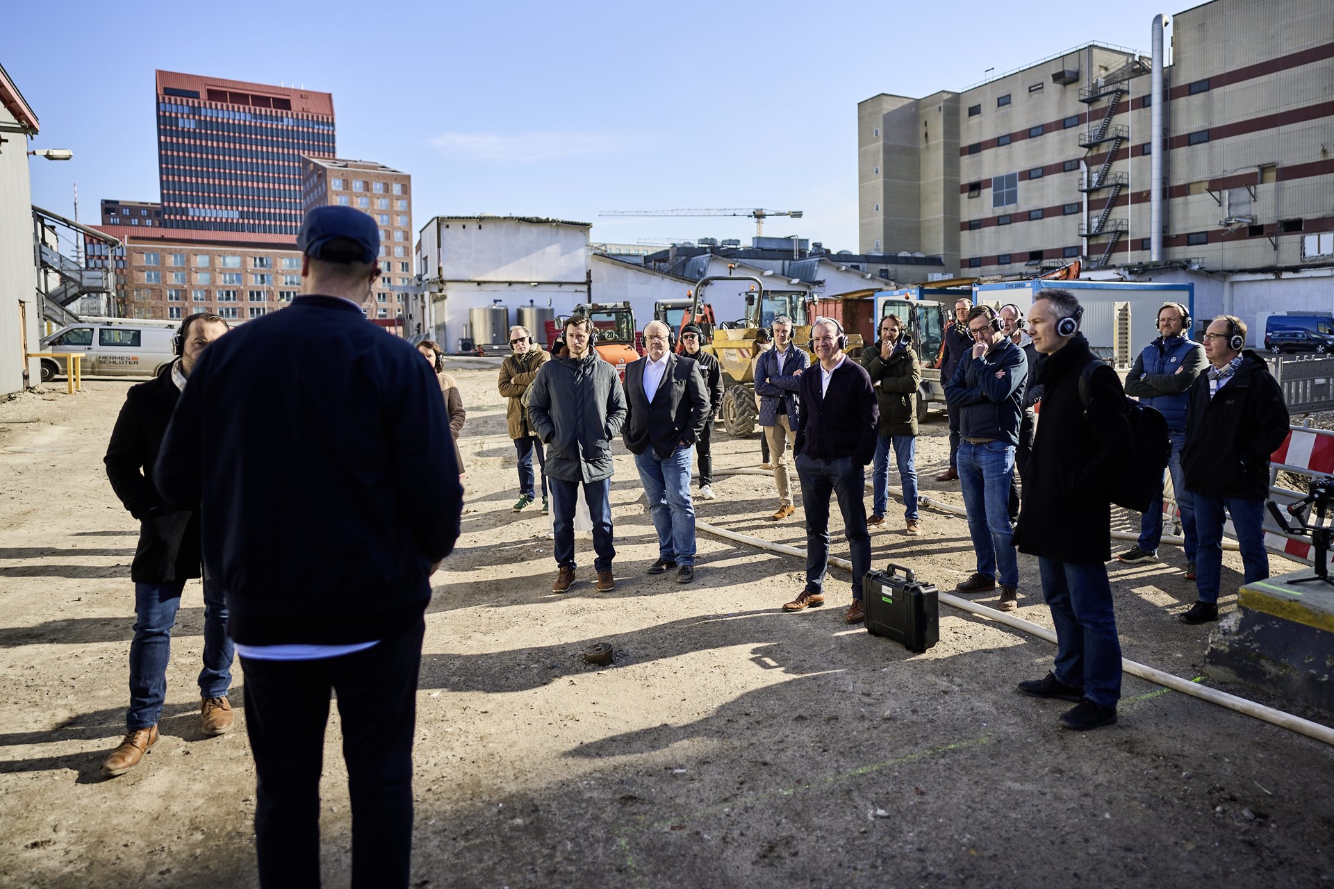 Die exklusive Architekturführung bot den Teilnehmern eindrucksvolle Einblicke in die Transformation und Neugestaltung des Stadtquartiers Überseeinsel.