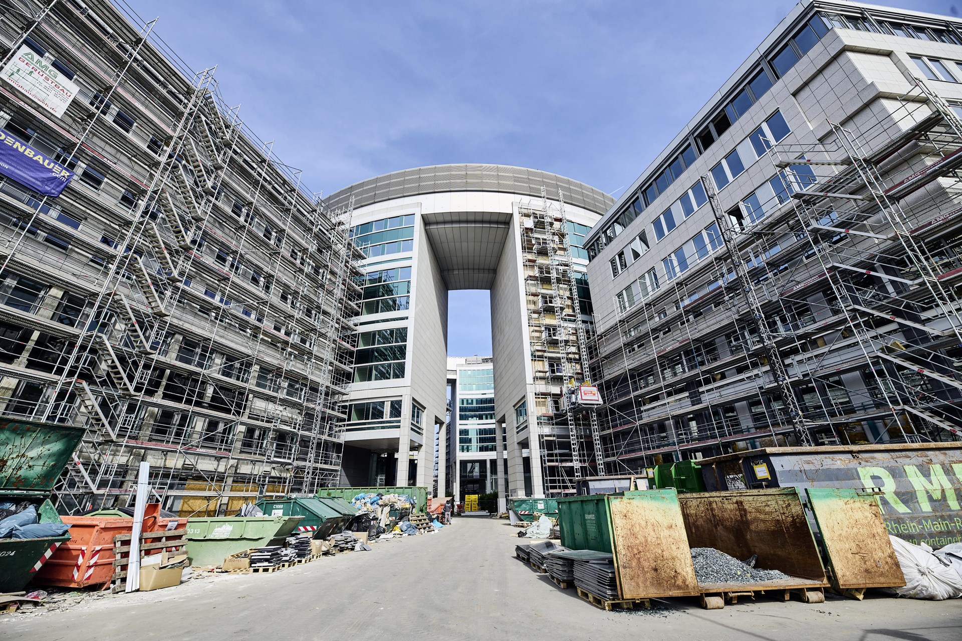 Ein herausragendes Beispiel für wirtschaftliche Sanierung und echte Kreislaufwirtschaft: das Bürogebäude Omega Haus in Offenbach am Main. Die Fassadenrevitalisierung wurde von Heidenbauer Aluminium mit einem gemeinsam mit WICONA entwickelten Sanierungsfenster ausgeführt.