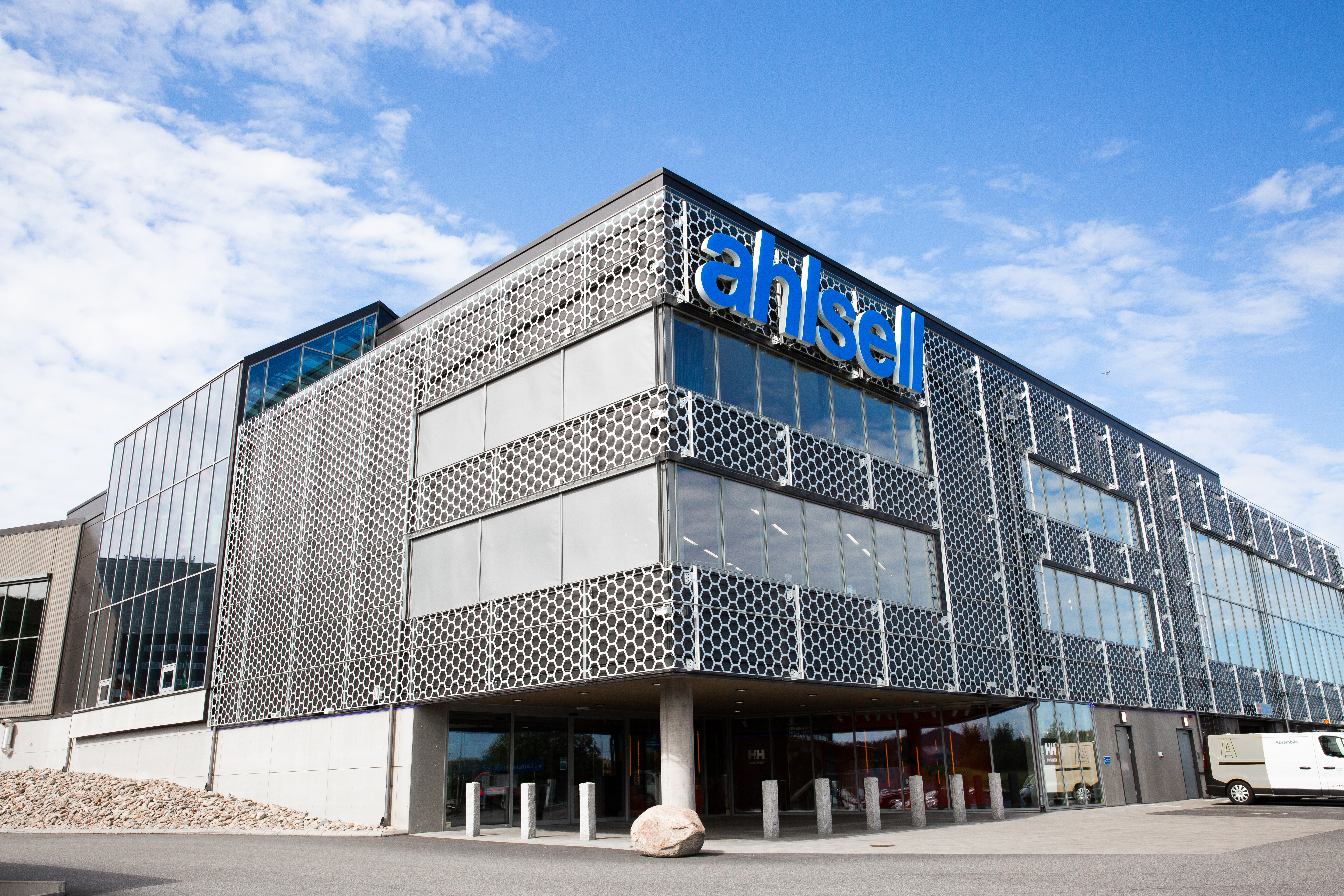 Spektakulär fasad på Ahlsell’s flaggskeppsbutik i Mölndal