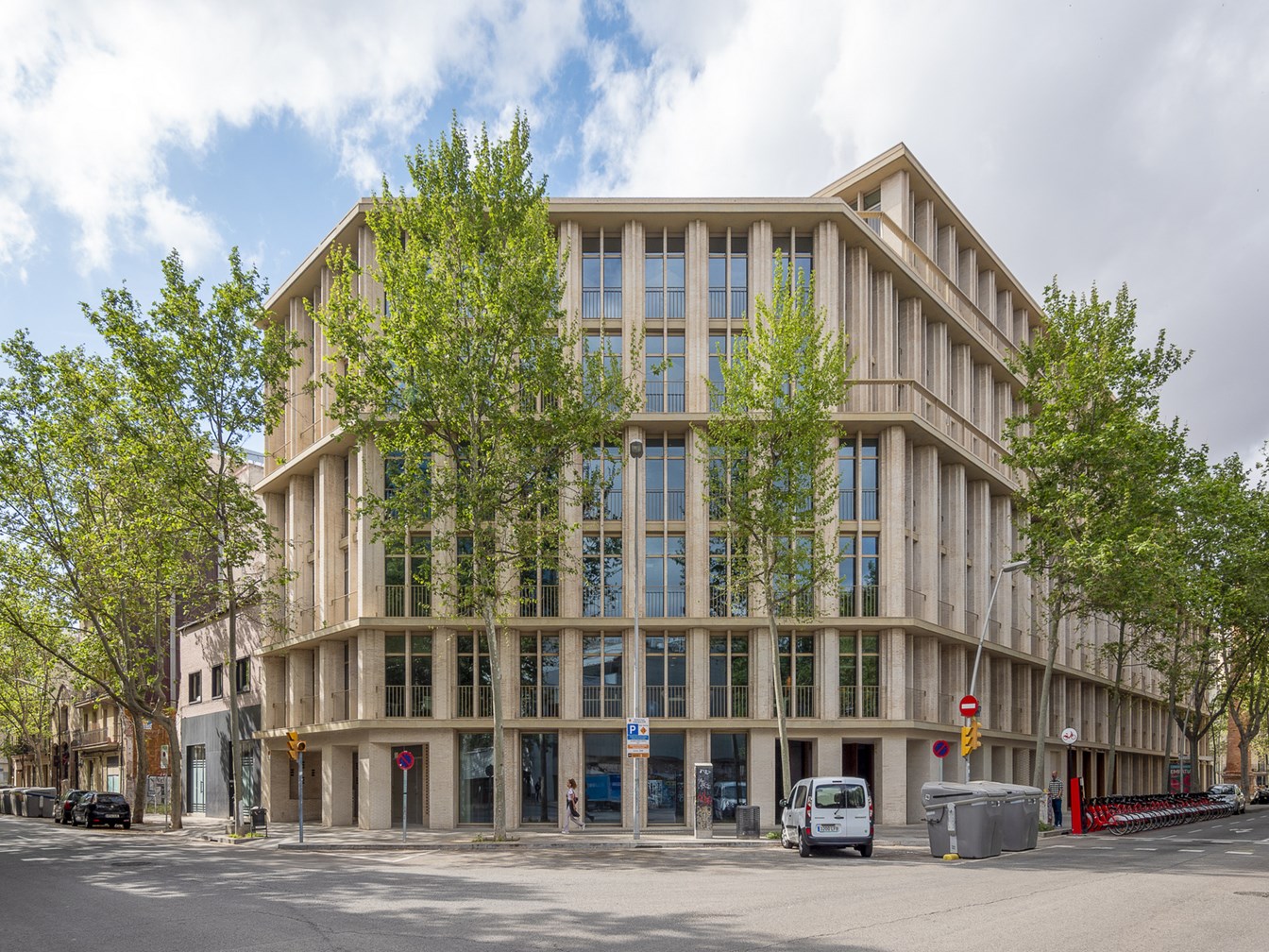 Sistemas de aluminio WICONA en un edificio de oficinas proyectado por BAAS Arquitectura que recupera la arquitectura tradicional, dotándola de un estilo contemporáneo