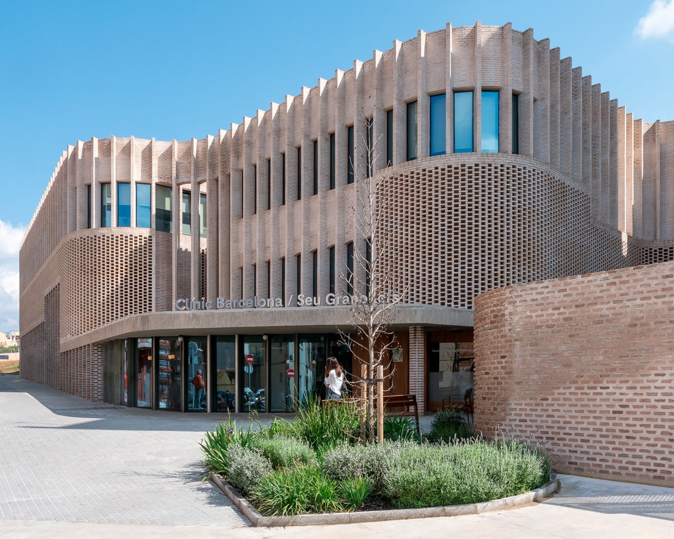 BAAS Arquitectura y CASA Solo proyectan el Centro de tratamientos ambulatorios de Granollers, con una fachada de ladrillo cerámico y soluciones WICONA