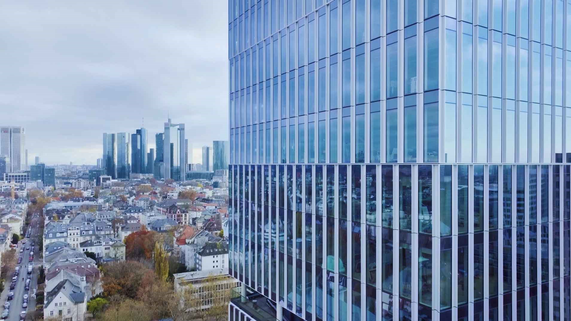 Habillée d’une façade en aluminium recyclé : la tour Senckenberg, située au cœur du quartier Senckenberg à Francfort Westend.