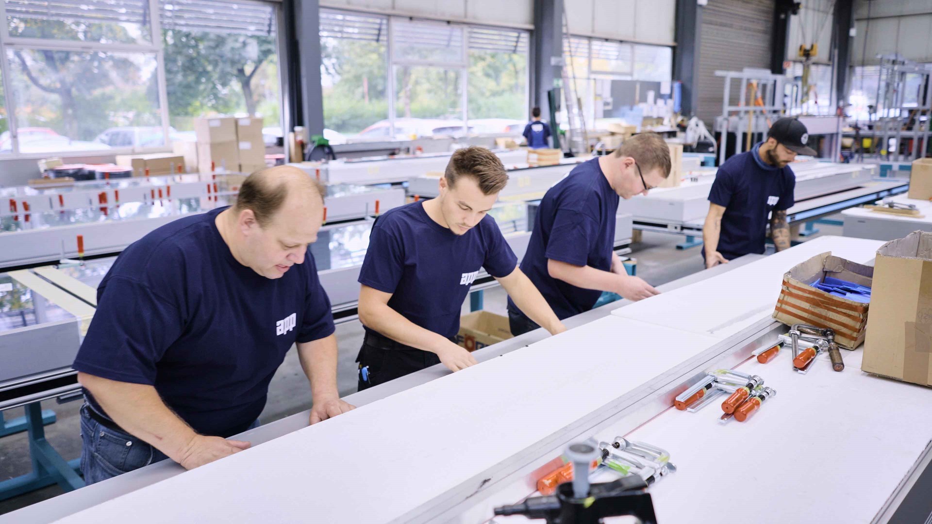De gevelelementen zijn vervaardigd in een spaarzaam productieproces onder gecontroleerde omstandigheden in de fabriek van App in Leutkirch. 